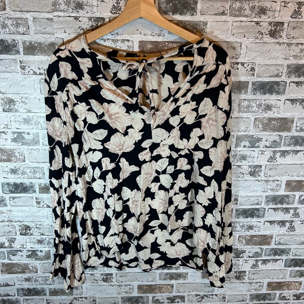 Billabong Floral Blouse Womens Medium Black Cream Excellent Tie Neck Bell Sleeve